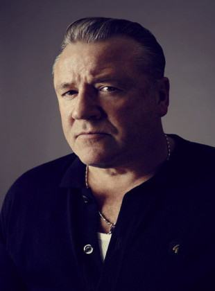 Ray Winstone (Presentador)