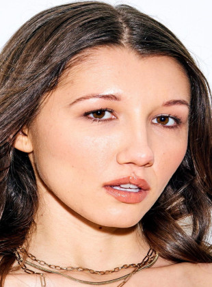 Maya Woulfe (Actriz)