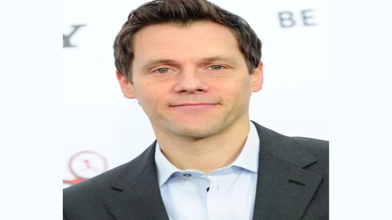 Will Gluck (Director)
