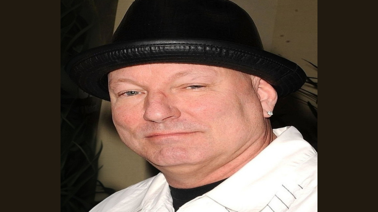 Charles H. Eglee (Guionista)