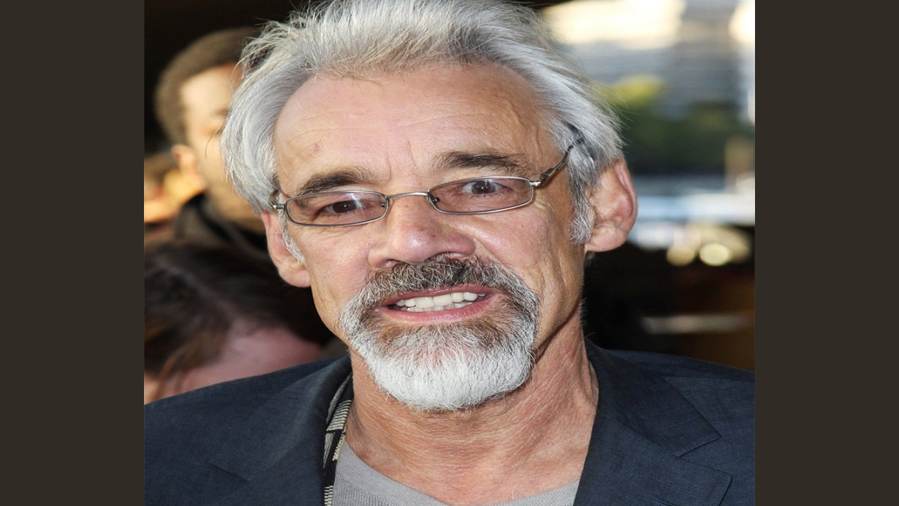 Roger Lloyd Pack (Presentador)