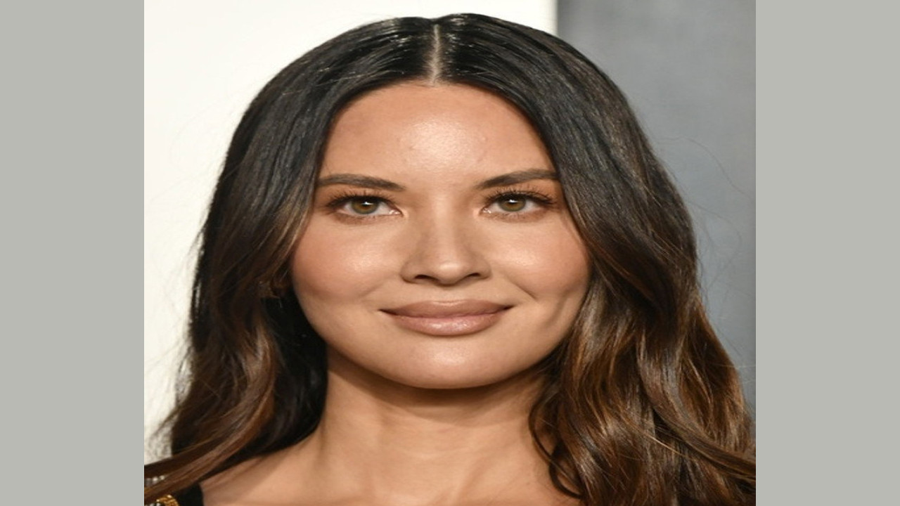 Olivia Munn (Presentadora)