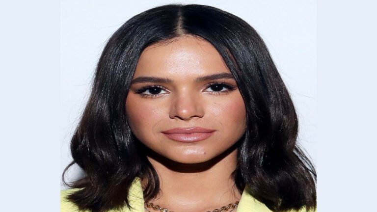 Bruna Marquezine (Presentadora)