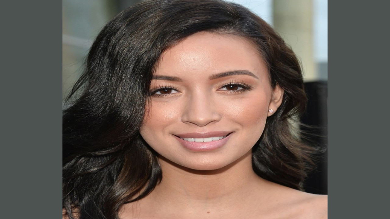 Christian Serratos (Presentadora)