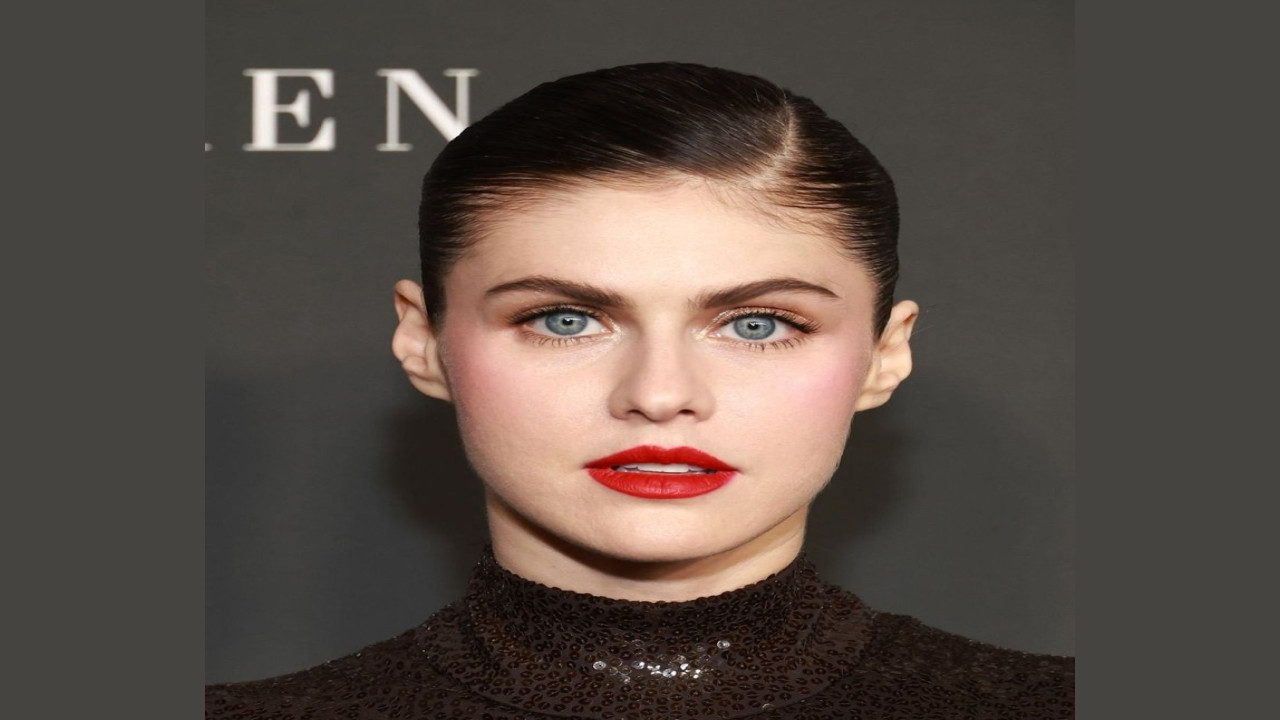 Alexandra Daddario (Presentadora)