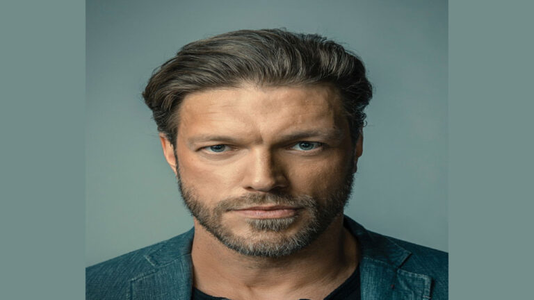 Adam Copeland (Presentador)