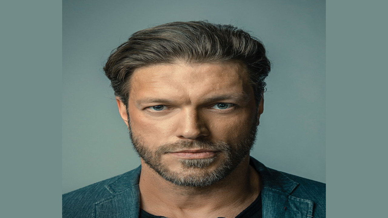 Adam Copeland (Presentador)