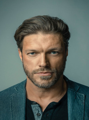 Adam Copeland (Presentador)