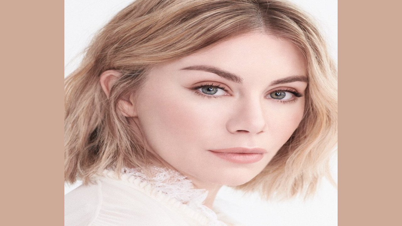 Jennifer Holland (Presentadora)