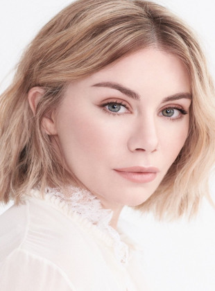 Jennifer Holland (Presentadora)