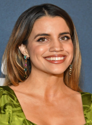 Natalie Morales (Presentadora)