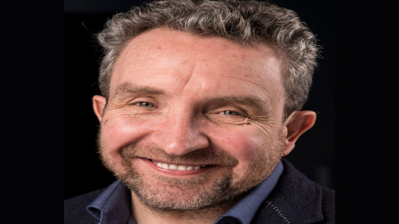 Eddie Marsan (Presentador)