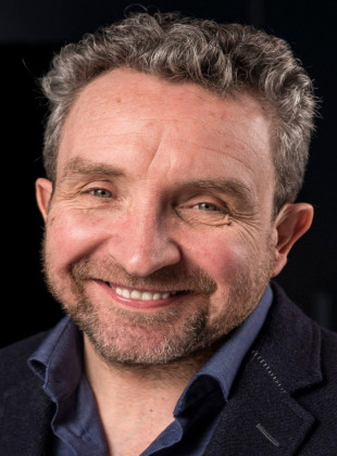 Eddie Marsan (Presentador)