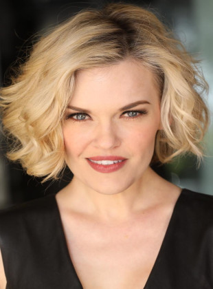 Kari Wahlgren (Presentadora)