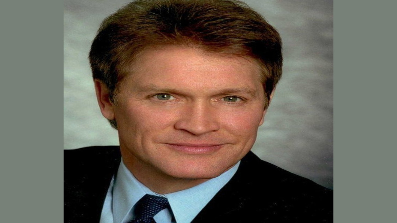 Andrew Stevens (Presentador)