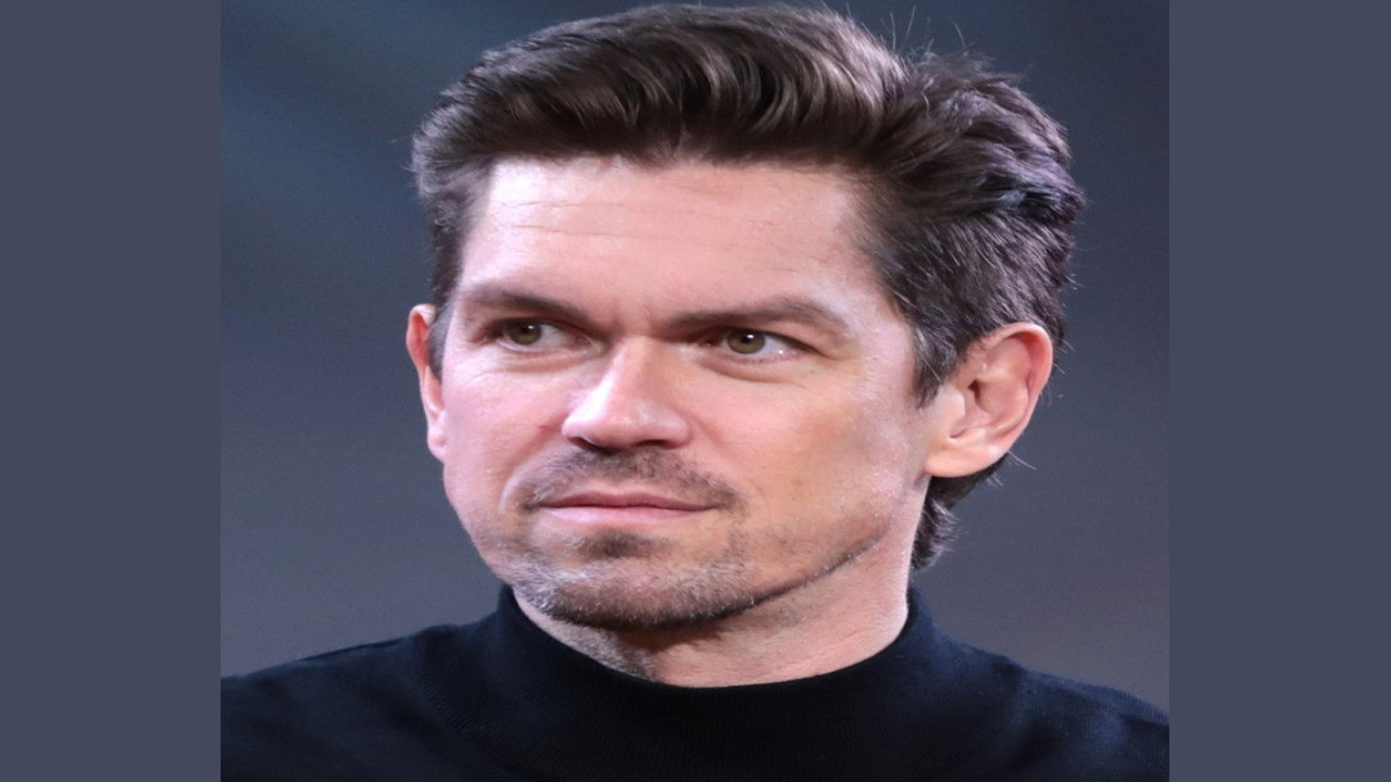 Steve Howey (Presentador)