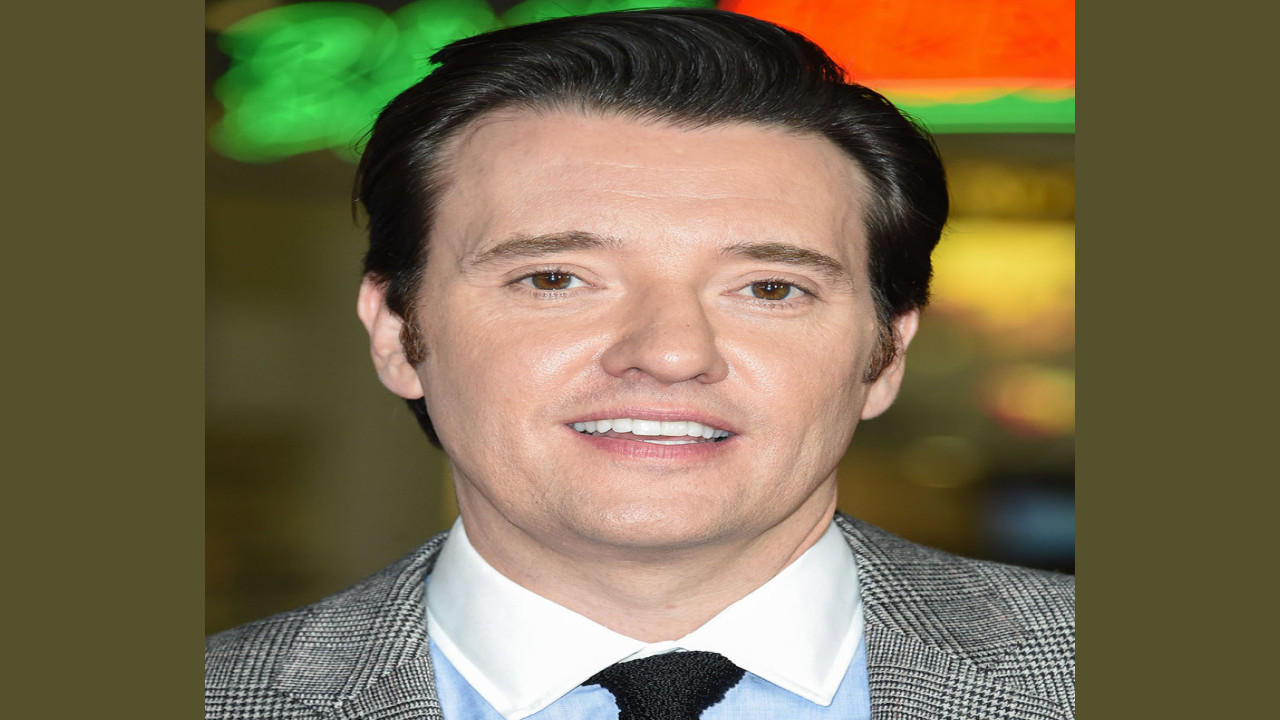 Jason Butler Harner (Presentador)