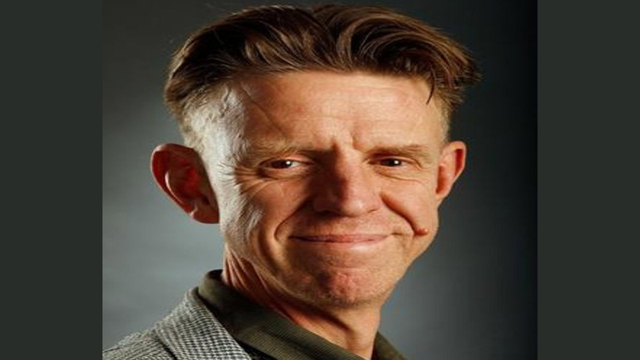 Alex Cox (Presentador)