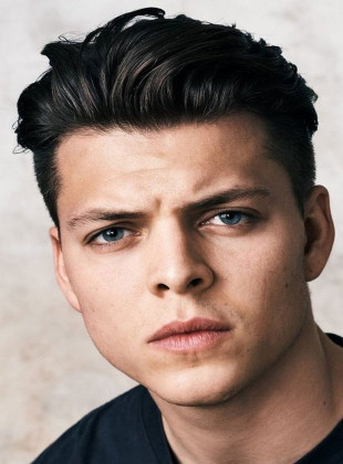 Alex Høgh Andersen (Presentador)
