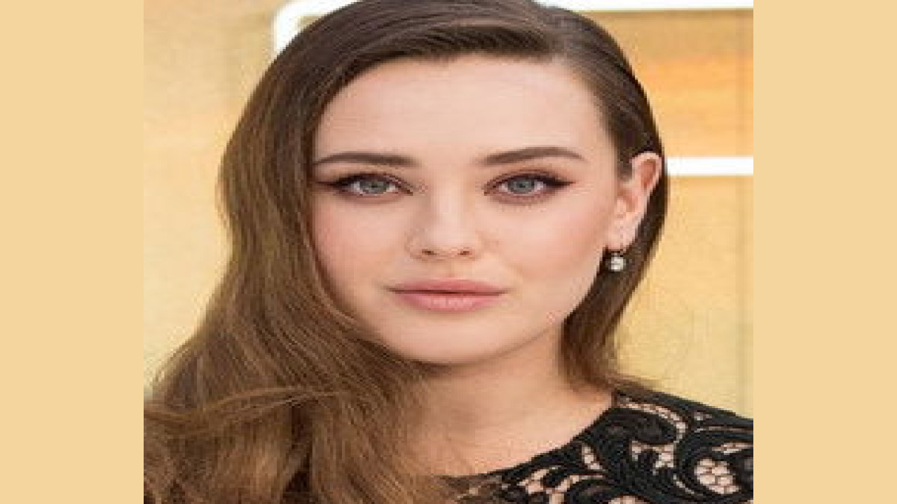 Katherine Langford (Presentadora)