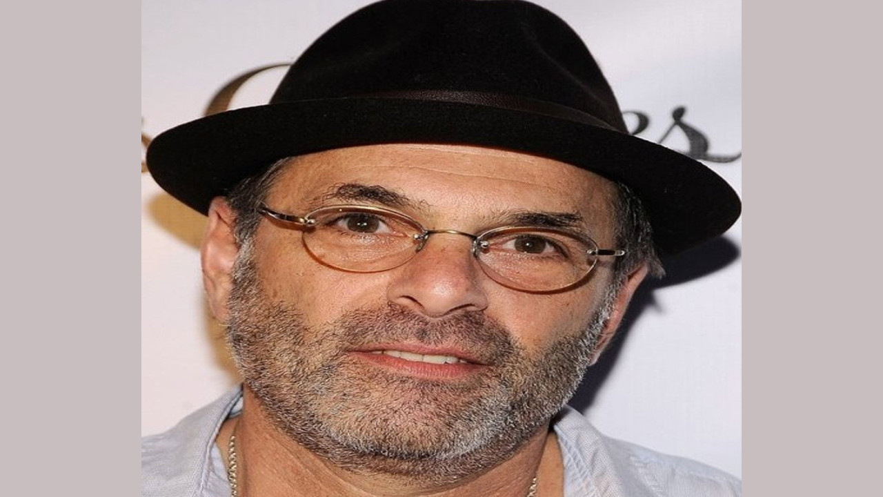 Ken Olin (Presentador)