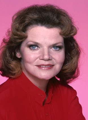 Eileen Brennan (Presentadora)