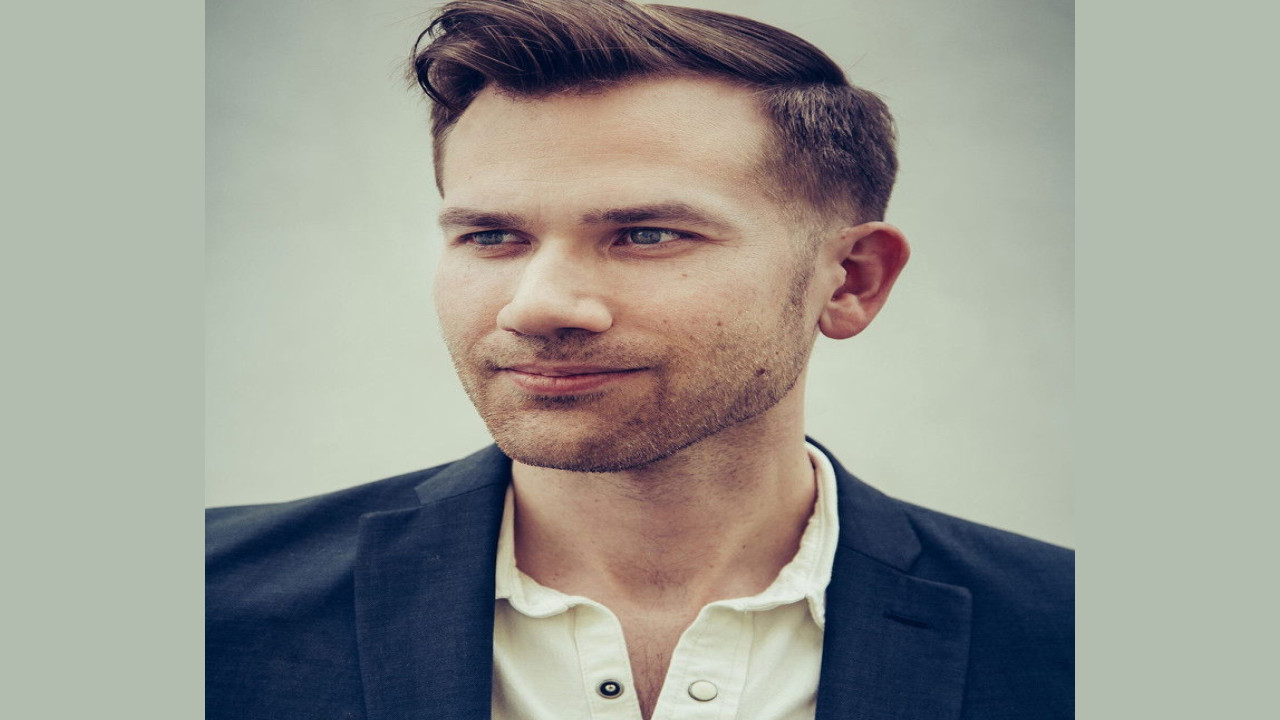Aaron Moorhead (Presentador)