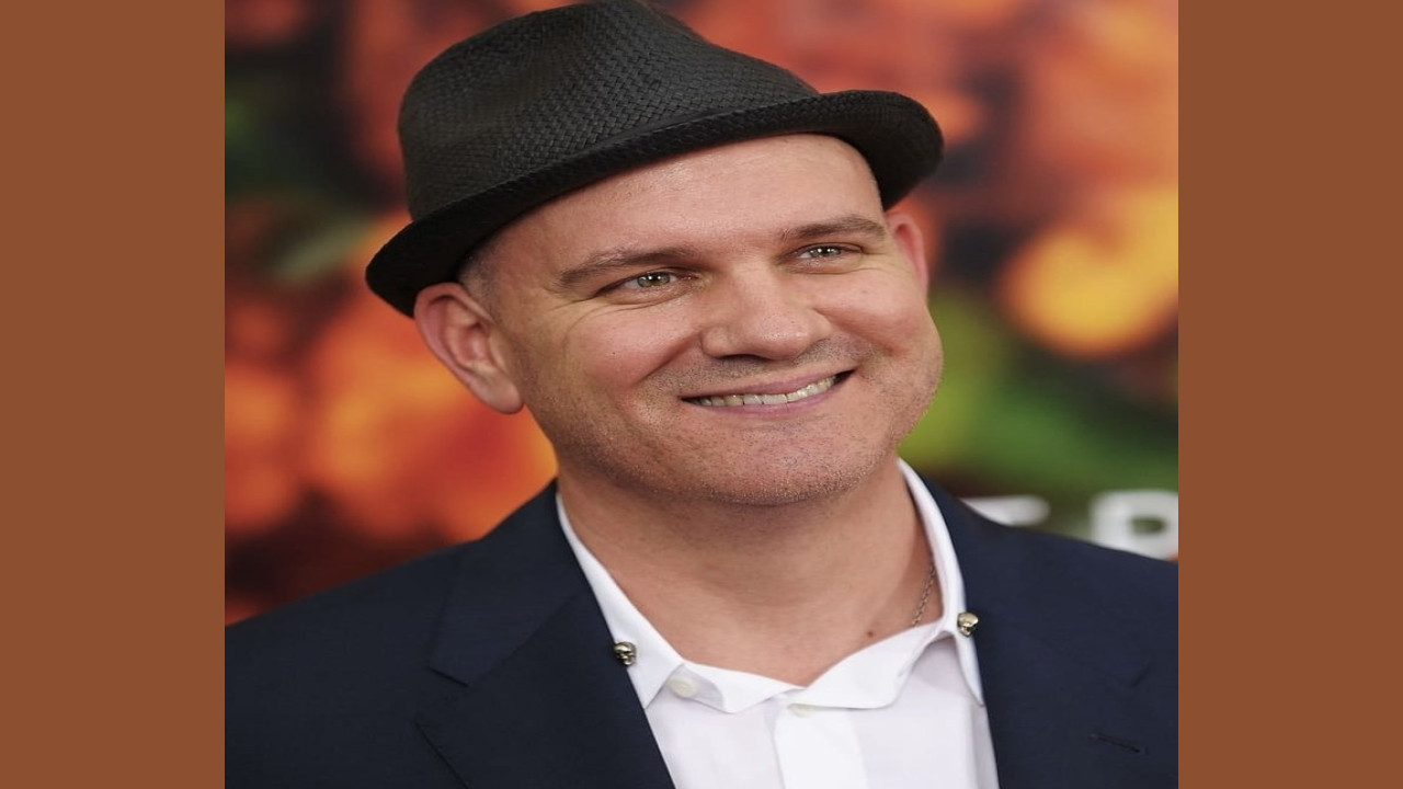 Mike O'Malley (Presentador)