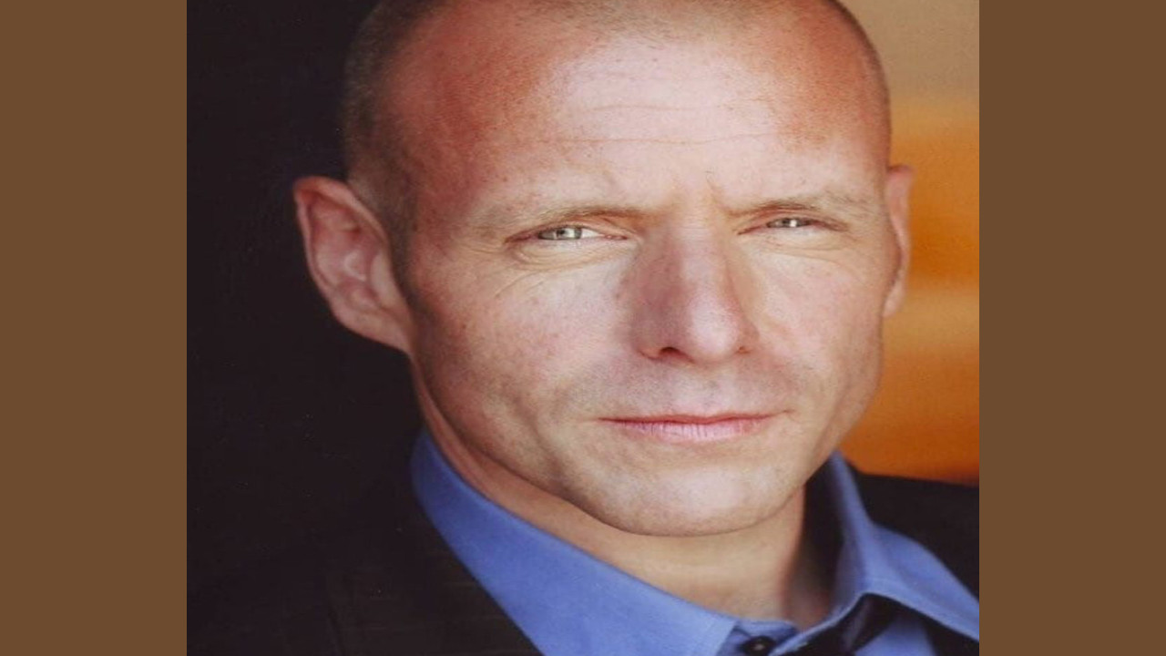Hugh Dillon (Presentador)