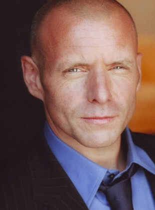 Hugh Dillon (Presentador)