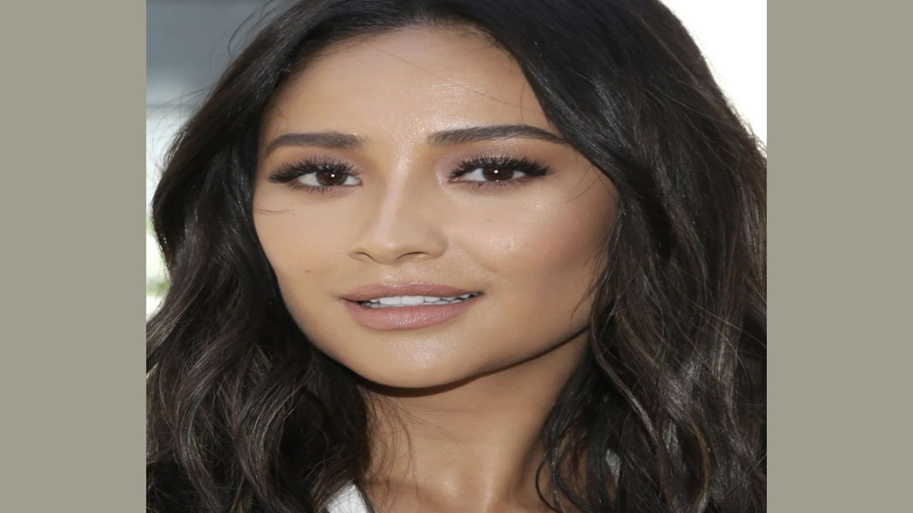 Shay Mitchell (Presentadora)