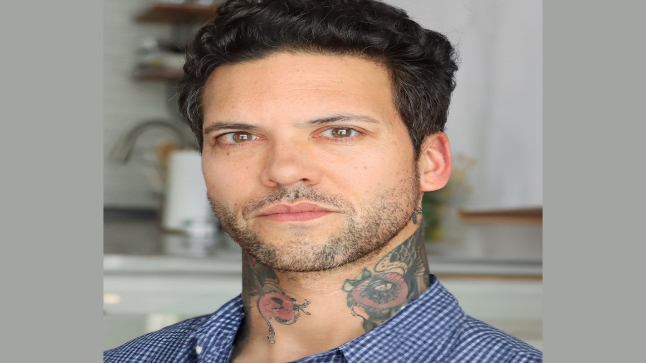 Small Hands (Presentador)