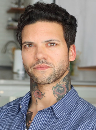 Small Hands (Presentador)