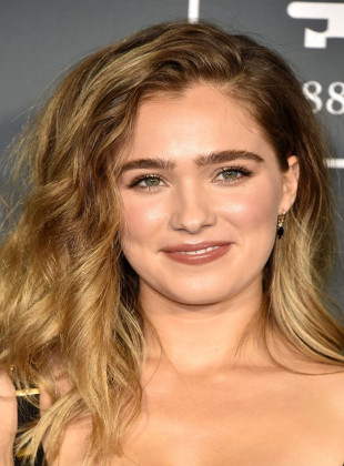 Haley Lu Richardson (Presentadora)