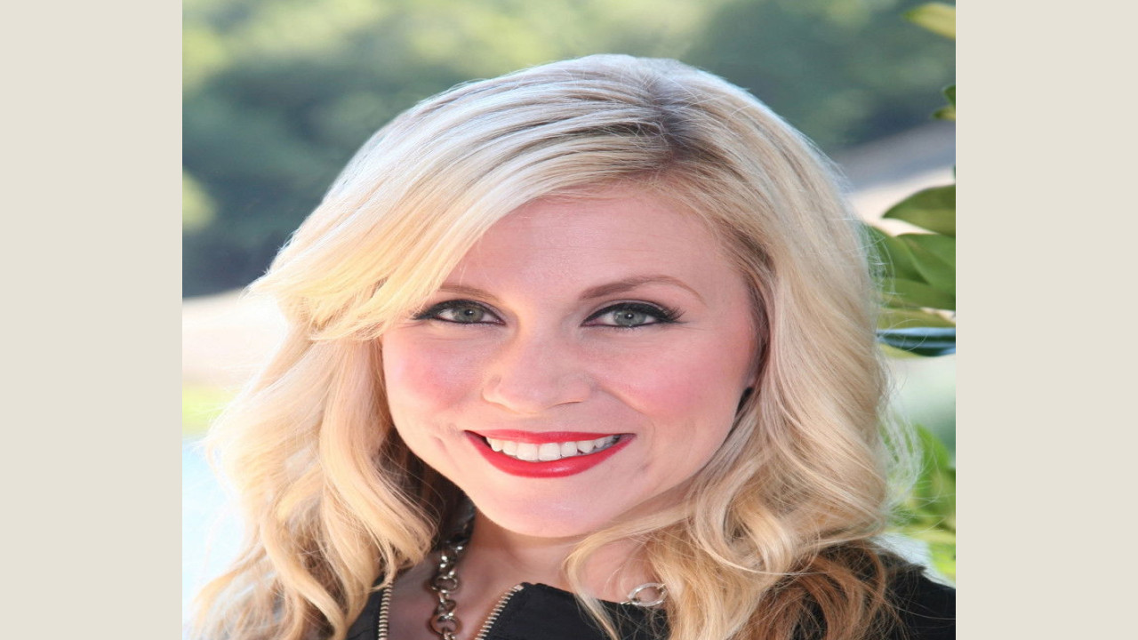 Ashley Eckstein (Presentadora)