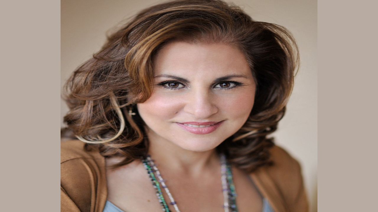 Kathy Najimy (Presentadora)