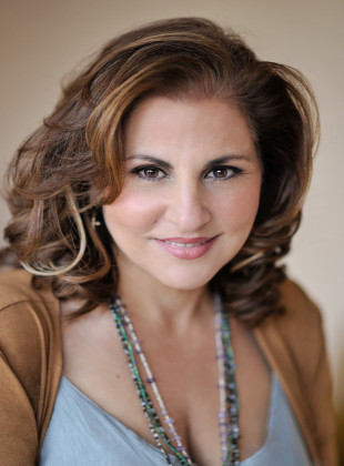 Kathy Najimy (Presentadora)