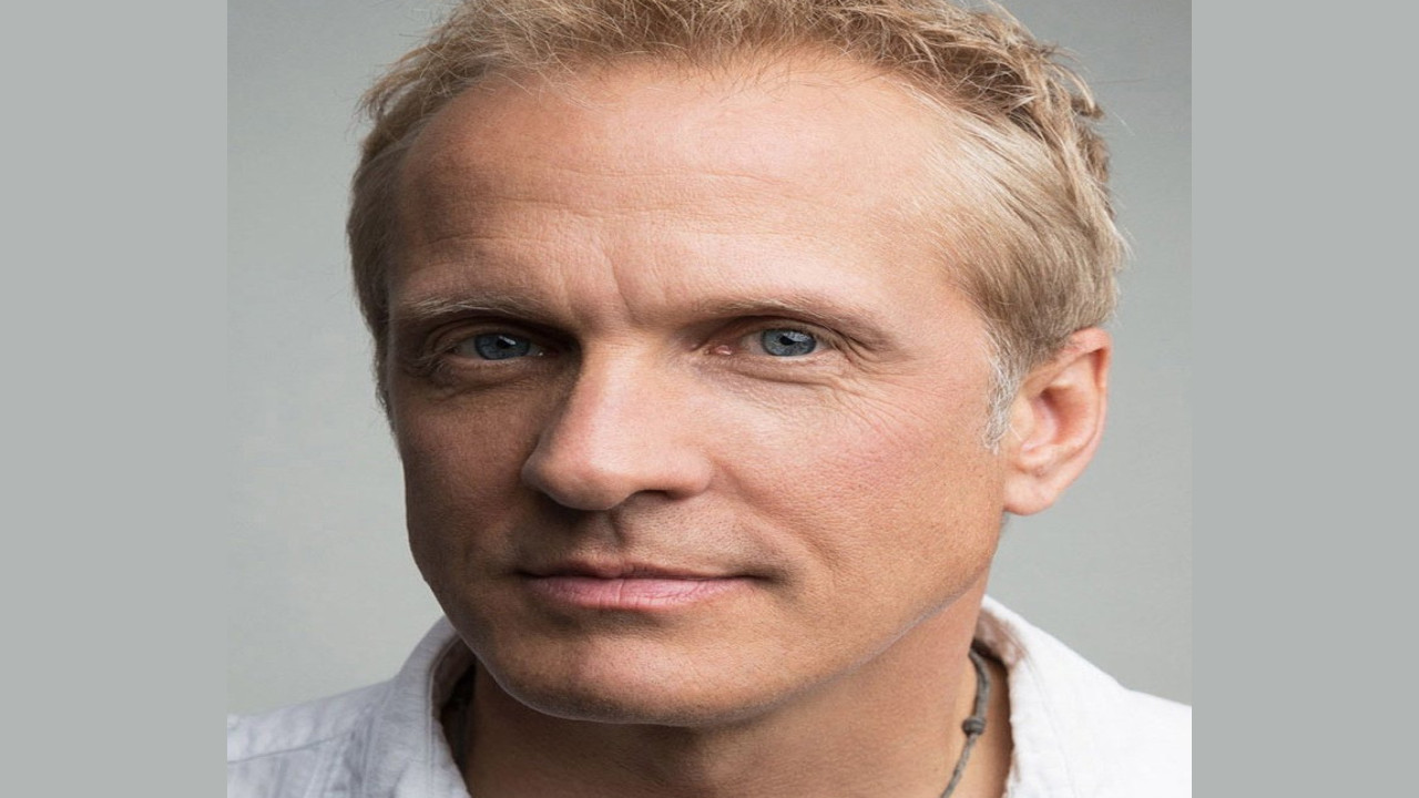 Patrick Fabian (Presentador)