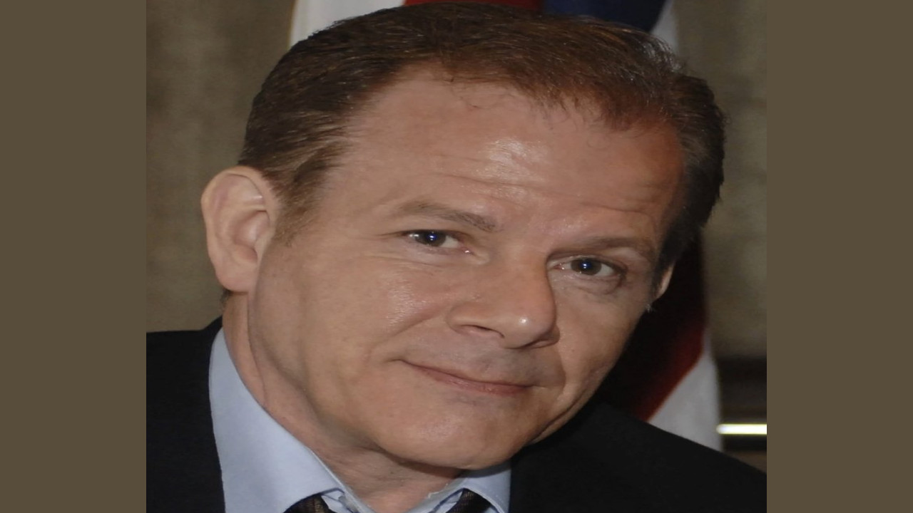 Colin Stinton (Presentador)