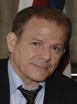 Colin Stinton (Presentador)