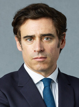 Stephen Mangan (Presentador)