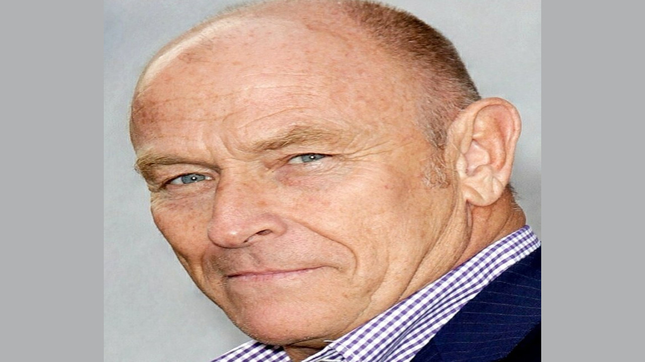Corbin Bernsen (Presentador)