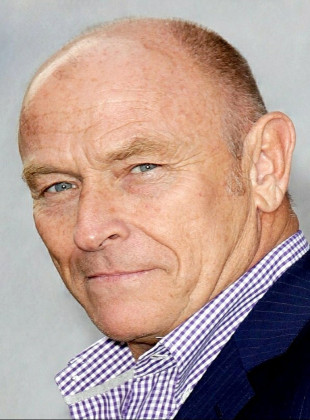Corbin Bernsen (Presentador)