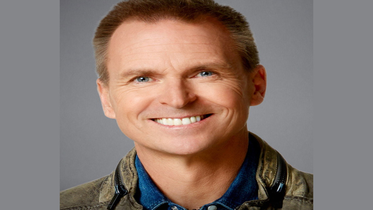 Phil Keoghan (Presentador)