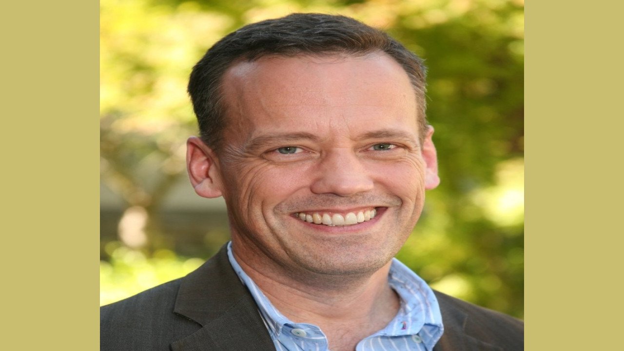 Dee Bradley Baker (Presentador)