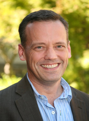 Dee Bradley Baker (Presentador)