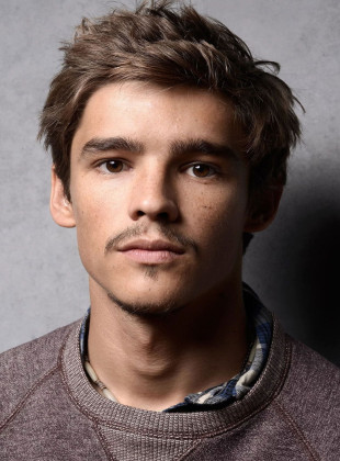 Brenton Thwaites (Presentador)