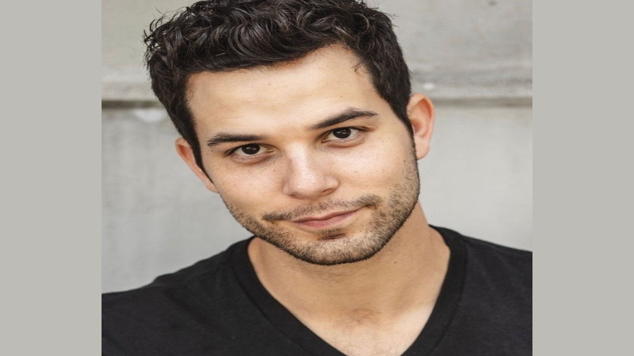 Skylar Astin (Presentador)