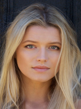 Lily Travers (Presentadora)