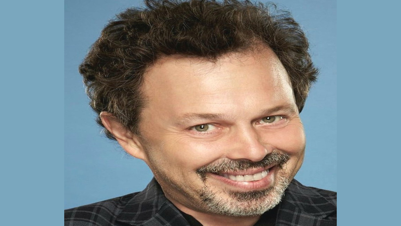Curtis Armstrong (Presentador)